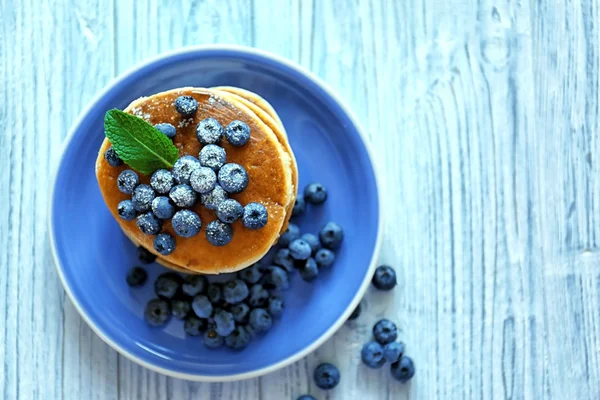 Pancake lezat dengan blueberry dan mint di atas meja — Stok Foto