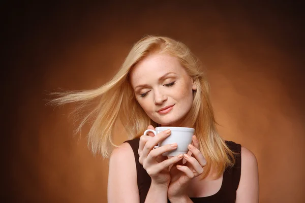 Hermosa chica con taza — Foto de Stock