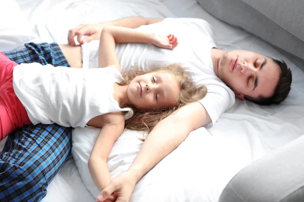 Pai Feliz Dormindo Com Filha Cama — Fotografia de Stock