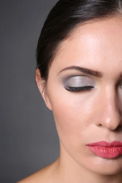 Portrait Attractive Woman Beautiful Makeup Grey Background — Stock Photo, Image