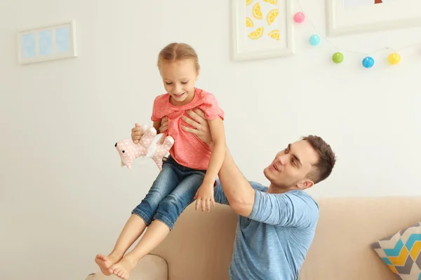 Pai Feliz Brincando Com Filha Casa — Fotografia de Stock