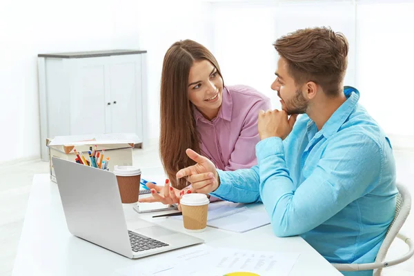 Knappe man aan het werk — Stockfoto