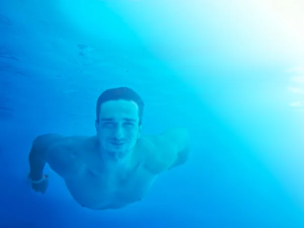Mann schwimmt unter Wasser — Stockfoto