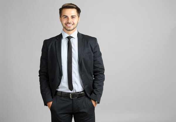 Красивый молодой бизнесмен
