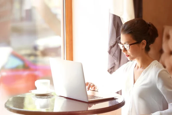 Belle Femme Affaires Travaillant Dans Café — Photo