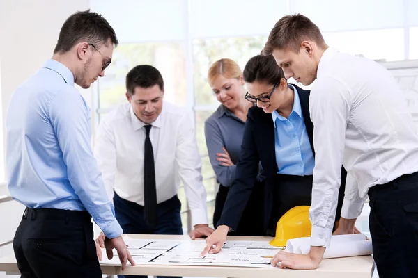 Grup yaratıcı mühendis ofiste yeni proje planlama