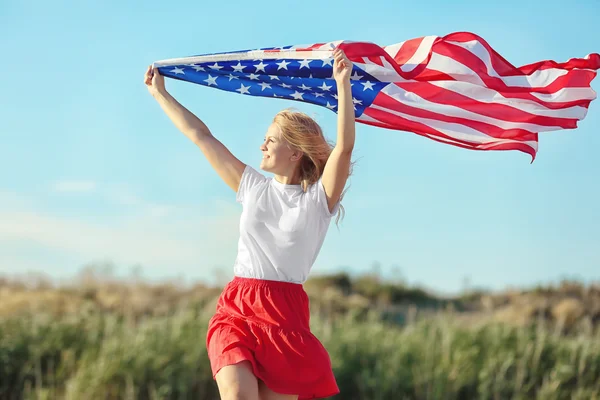 Mujer Joven Sosteniendo Bandera Americana Sobre Fondo Azul Del Cielo — Foto de Stock