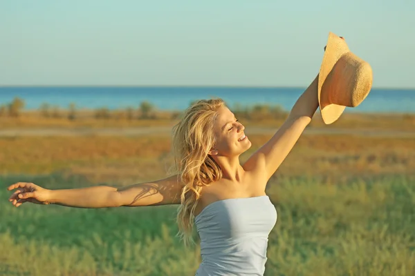 Junge Frau Mit Hut Feld Auf Blauem Himmel Hintergrund — Stockfoto