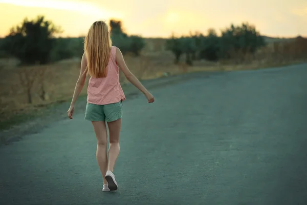 Mujer Joven Caminando Por Camino Del Campo Fondo Del Cielo —  Fotos de Stock