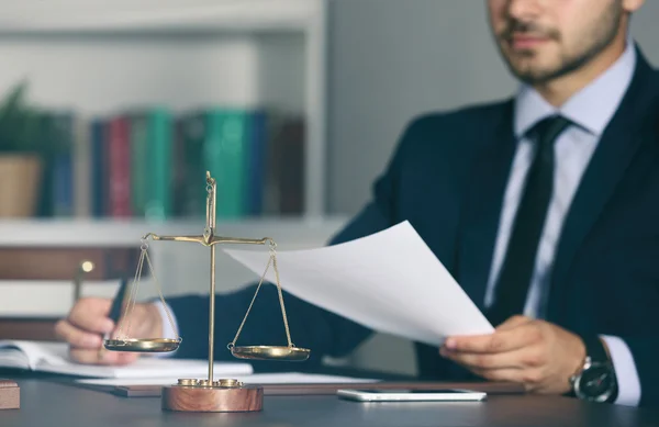 Justiz Und Geschäftsmann Sitzen Tisch — Stockfoto