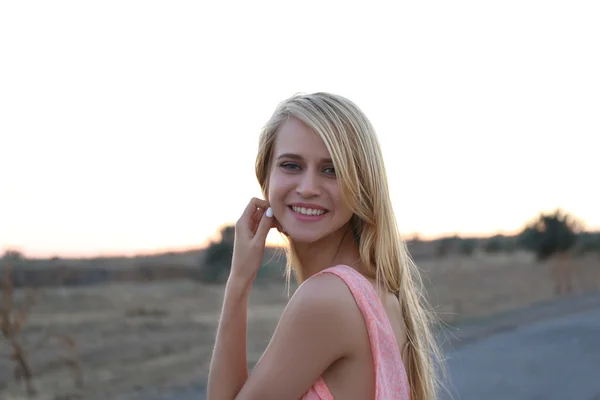 Junge blonde Frau — Stockfoto