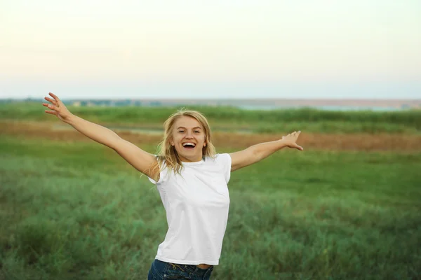 Gelukkige Vrouw Genieten Veld Zonnige Dag — Stockfoto