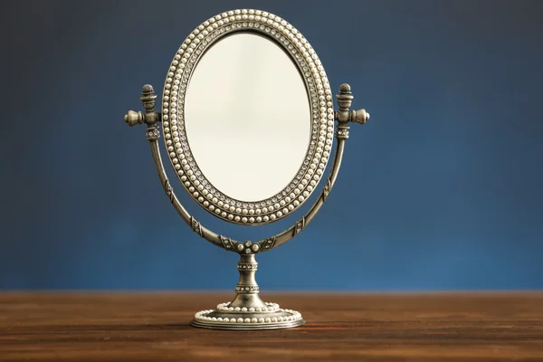 Γυναίκα παλαιό καθρέφτη — Φωτογραφία Αρχείου