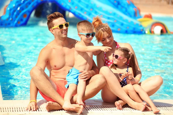 Family at swimming pool — Stock Photo, Image