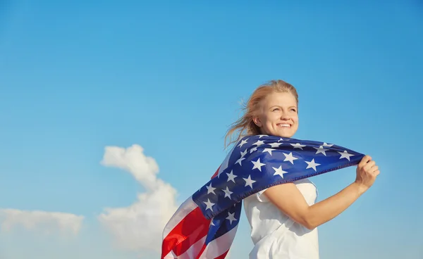 Mujer Joven Sosteniendo Bandera Americana Sobre Fondo Azul Del Cielo — Foto de Stock