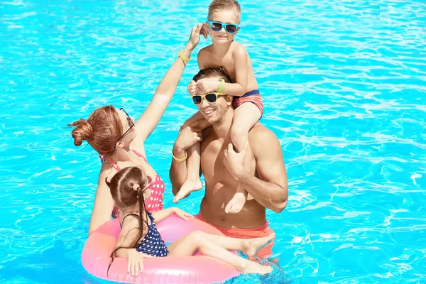 Familj i poolen — Stockfoto