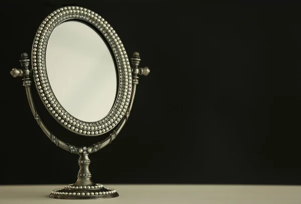 Kvinna antik spegel — Stockfoto
