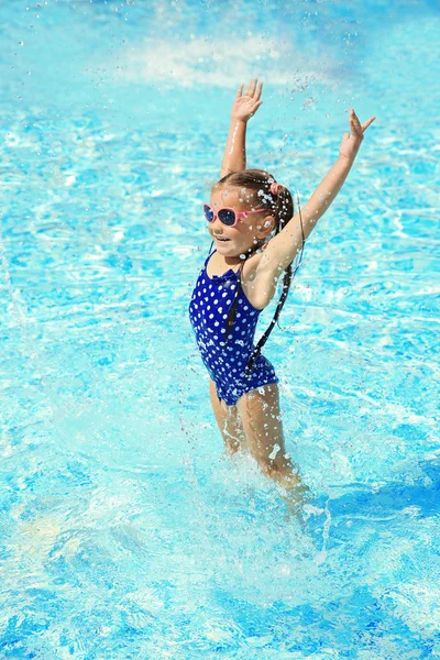 Lány medencében — Stock Fotó