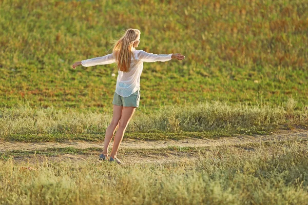 Mujer Joven Caminando Campo Día Soleado — Foto de Stock