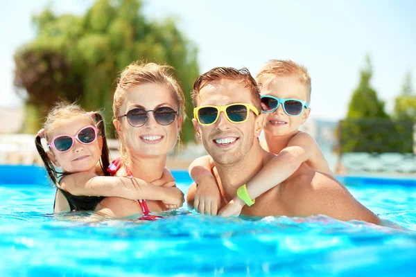 Familj i poolen — Stockfoto