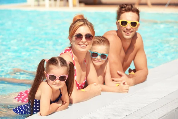 スイミング プールで家族 — ストック写真