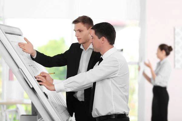 Zwei Männliche Ingenieure Arbeiten Mit Neuem Projekt Reißbrett Auf Verschwommenem — Stockfoto