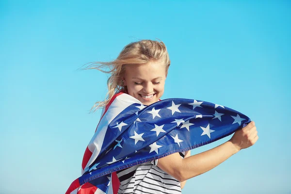 Ung Kvinna Med Amerikanska Flaggan Blå Himmel Bakgrund — Stockfoto