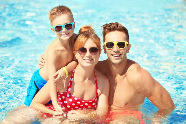 Família em piscina — Fotografia de Stock
