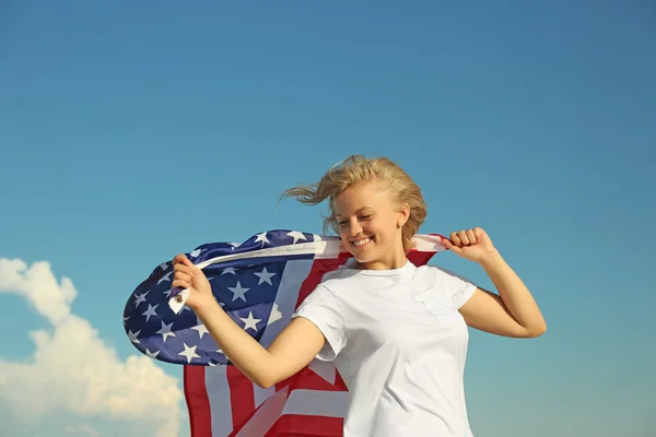 Amerikan Bayrağı Mavi Gökyüzü Arka Plan Üzerinde Tutan Genç Kadın — Stok fotoğraf