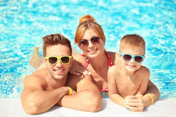 Família em piscina — Fotografia de Stock