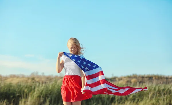 Jovem Segurando Bandeira Americana Campo Fundo Céu Azul — Fotografia de Stock