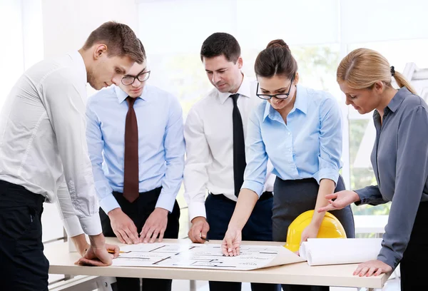 Grupo Ingenieros Creativos Que Planean Nuevo Proyecto Oficina — Foto de Stock