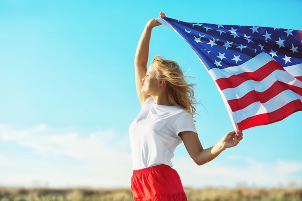 Mujer Joven Sosteniendo Bandera Americana Sobre Fondo Azul Del Cielo — Foto de Stock