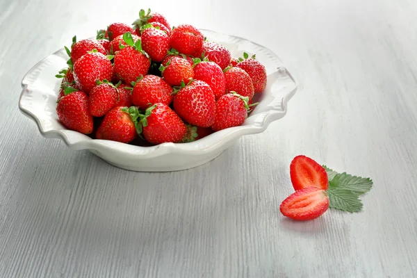 Plate with juicy strawberries — Stock Photo, Image