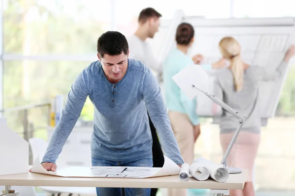 Unga Ingenjörer Planerar Projekt Office — Stockfoto