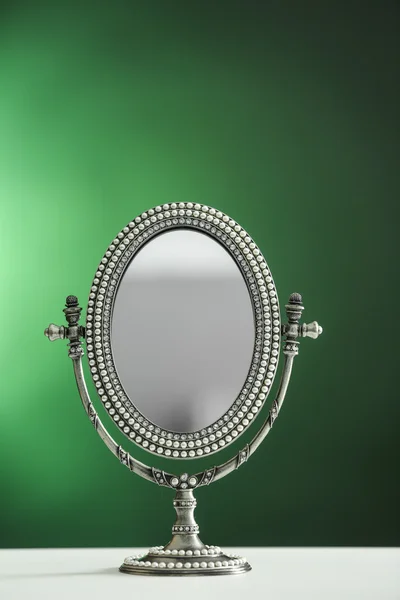 Donna specchio antico — Foto Stock