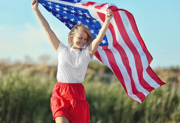 Jovem Segurando Bandeira Americana Fundo Céu Azul — Fotografia de Stock