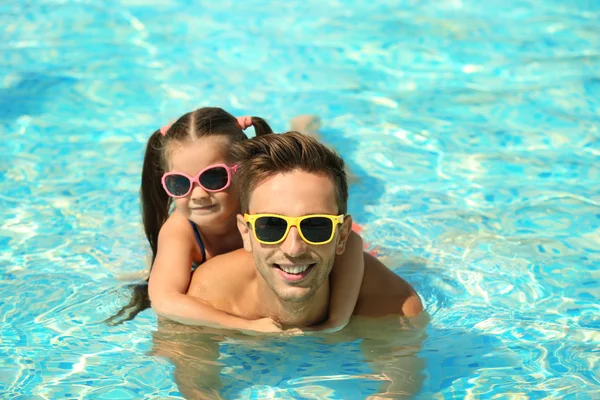 Vater mit Tochter im Schwimmbad — Stockfoto