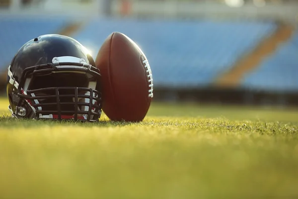 Rugby-Helm mit Ball auf dem Feld — Stockfoto