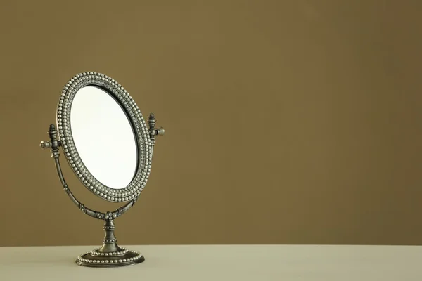 Žena starožitné zrcadlo — Stock fotografie