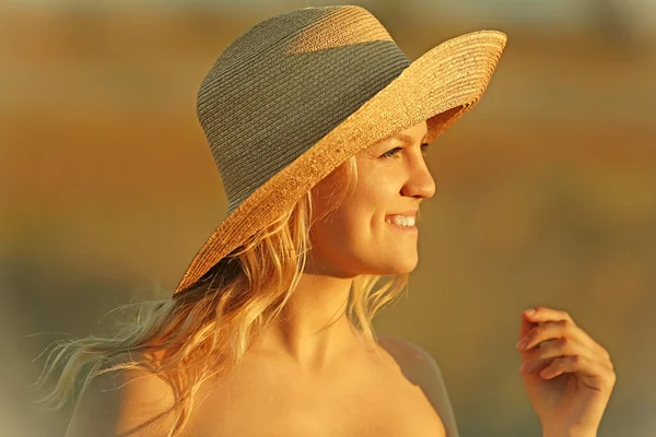 Young woman in straw hat — Stock Photo, Image