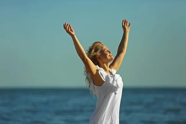 Junge Frau Hebt Die Hände Auf Blauem Himmel Hintergrund — Stockfoto