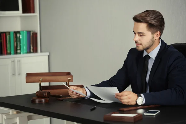 Empresário que trabalha no escritório — Fotografia de Stock