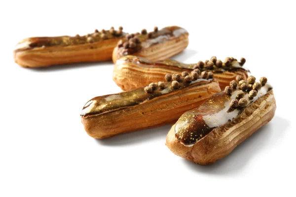 Köstliche Eclairs isoliert auf weiß — Stockfoto