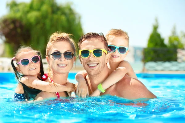 Familia en piscina —  Fotos de Stock