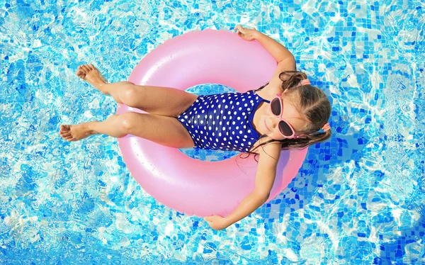 Chica en piscina — Foto de Stock