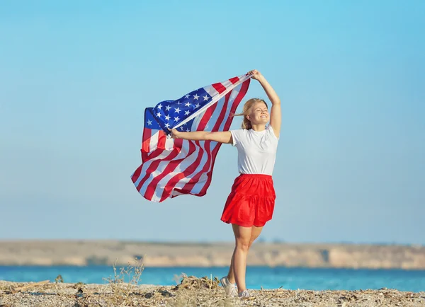 Mujer Joven Sosteniendo Bandera Americana Sobre Fondo Azul Del Cielo — Foto de Stock