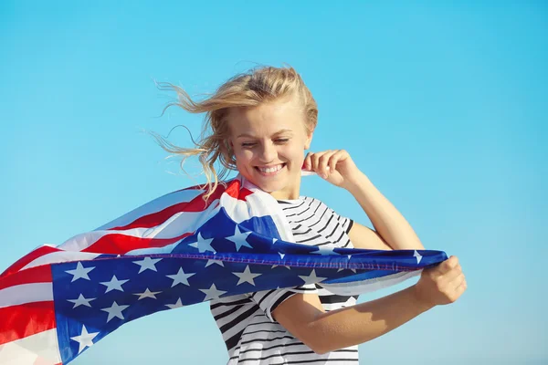 Junge Frau Mit Amerikanischer Flagge Auf Blauem Himmel Hintergrund — Stockfoto