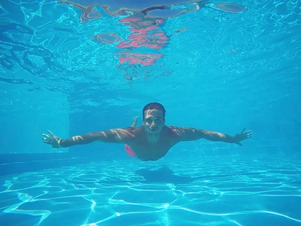 Man swimming underwater — Stock Photo, Image