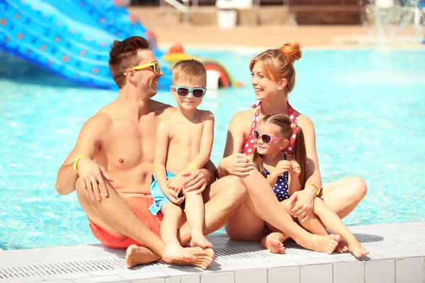 Family at swimming pool — Stock Photo, Image